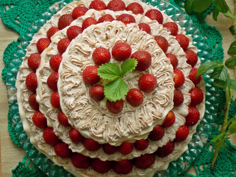 Bezowy tort z konfiturą różaną i truskawkami