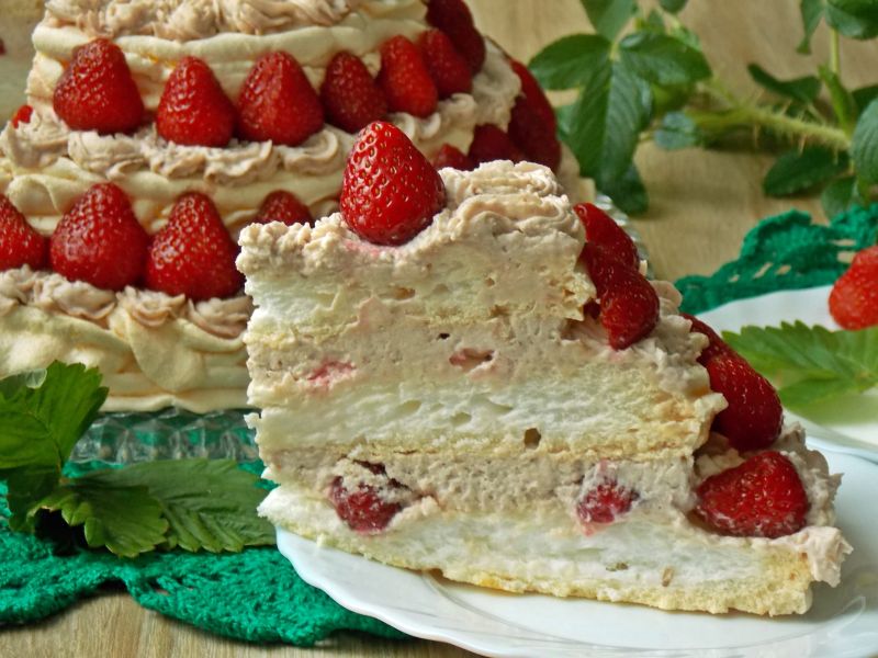 Bezowy tort z konfiturą różaną i truskawkami