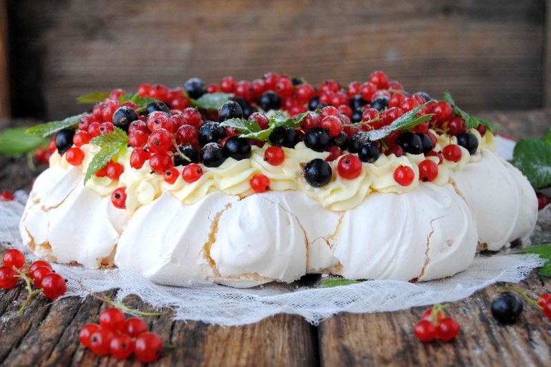 Bezowy wieniec porzeczkowy Bezowy wieniec porzeczkowy