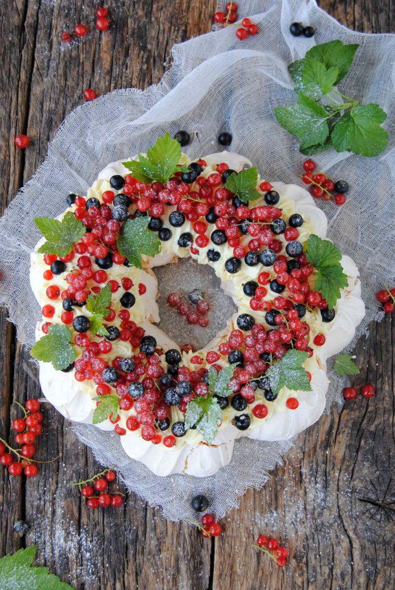 Bezowy wieniec porzeczkowy Bezowy wieniec porzeczkowy