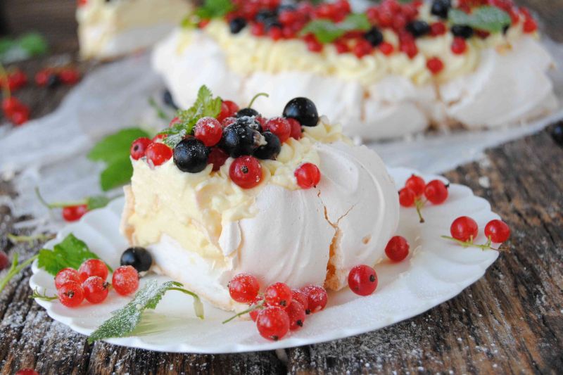 Bezowy wieniec porzeczkowy Bezowy wieniec porzeczkowy