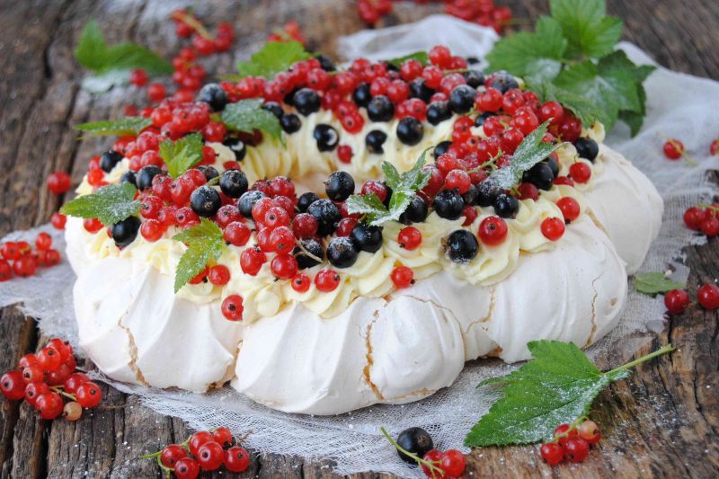 Bezowy wieniec porzeczkowy Bezowy wieniec porzeczkowy