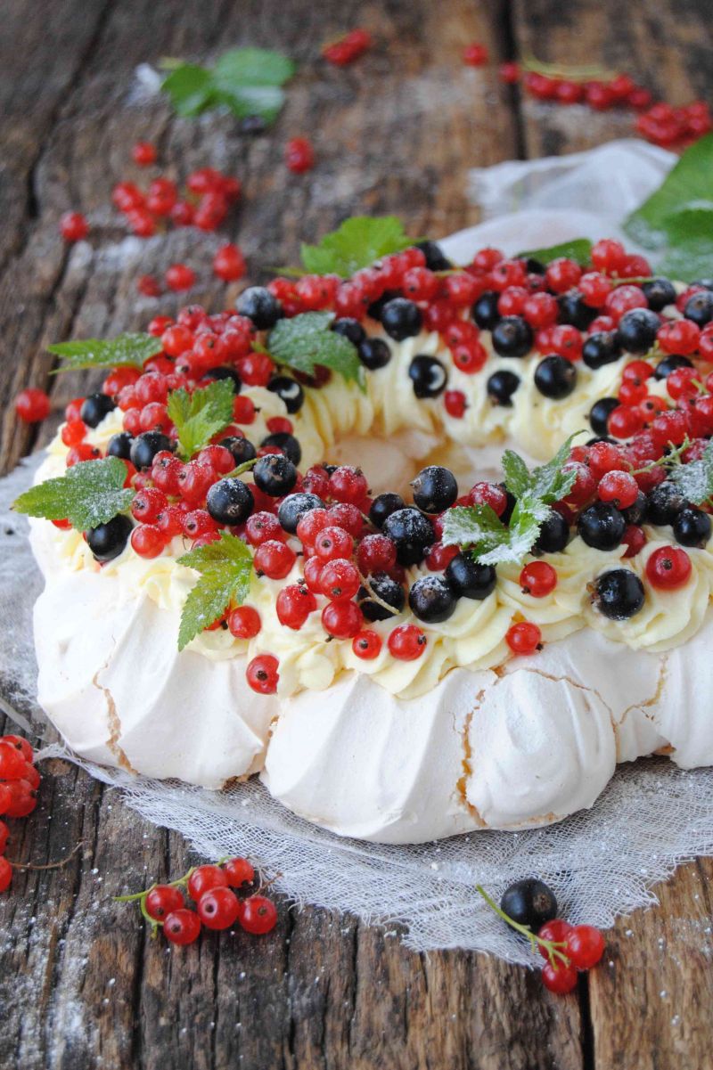 Bezowy wieniec porzeczkowy Bezowy wieniec porzeczkowy