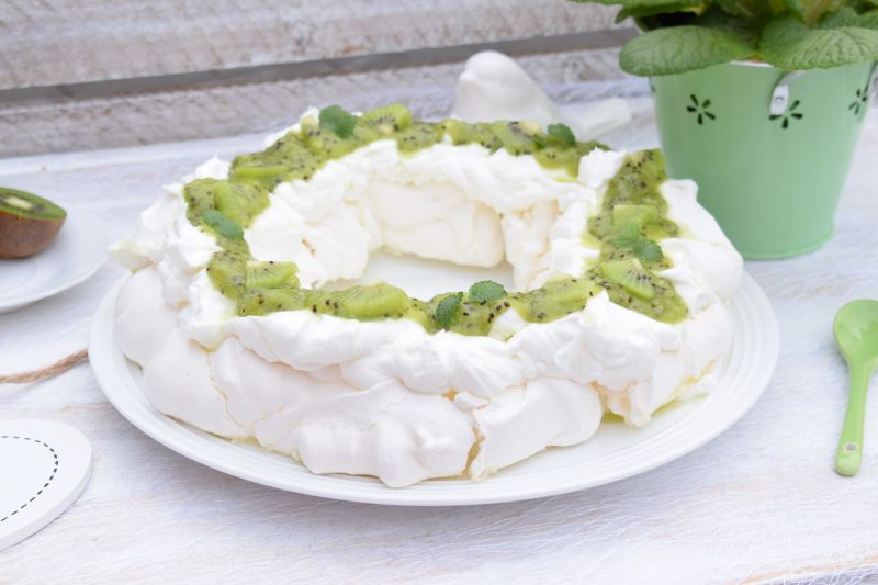 Bezowy wieniec z kiwi Bezowy wieniec z kiwi