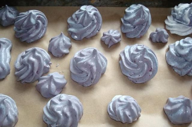 bezy jagodowe bezy jagodowe