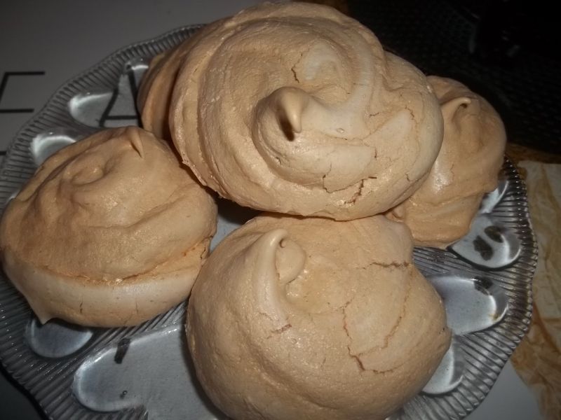 Bezy o lekkim smaku malinowym Bezy o lekkim smaku malinowym