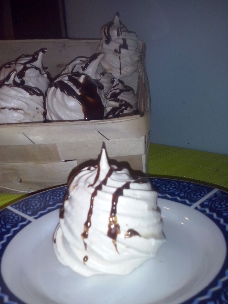 Bezy polane czekoladą Bezy polane czekoladą