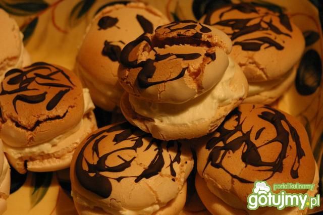 Bezy z bitą śmietaną Bezy z bitą śmietaną