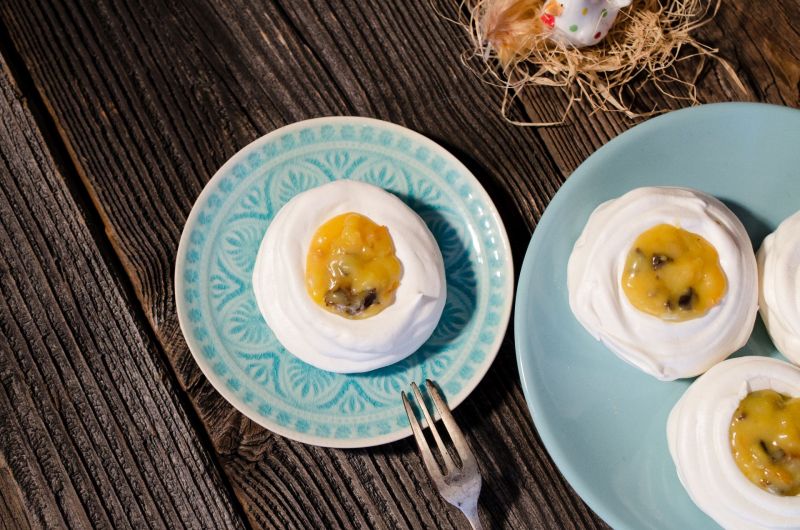 Bezy z kremem i śliwkami kalifornijskimi Bezy z kremem i śliwkami kalifornijskimi