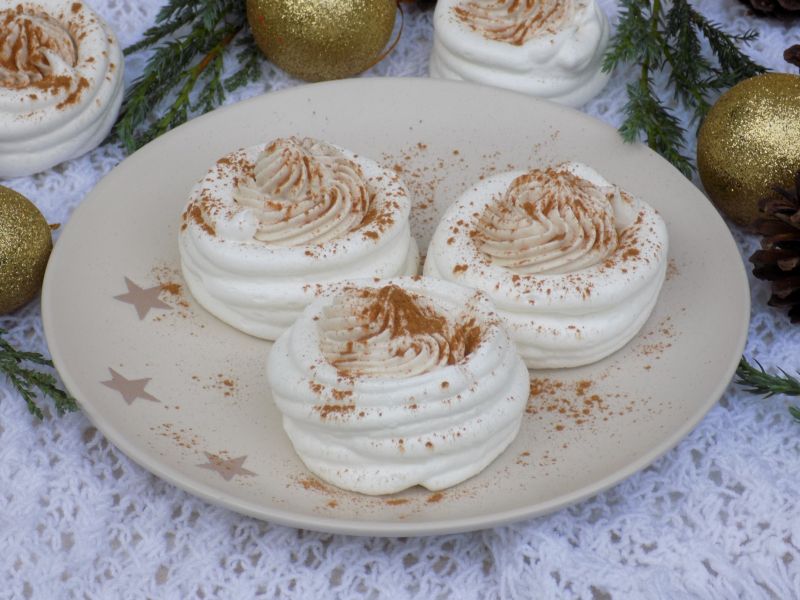 Bezy z kremem o smaku piernika 