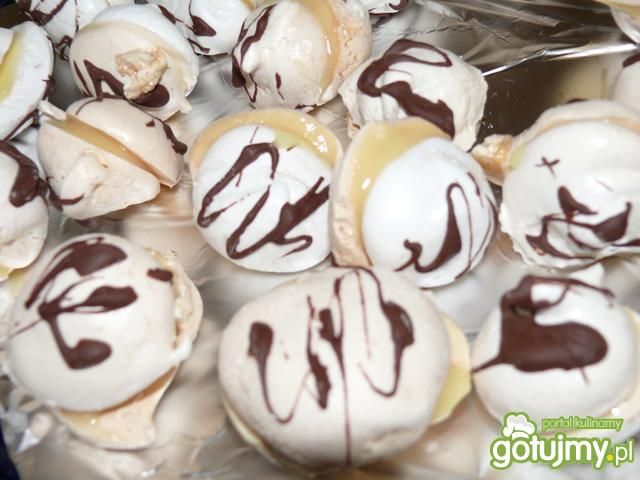 Bezy z masa z białej czekolady