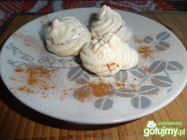 Bezy z wiórkami kokosowymi i cynamonem 
