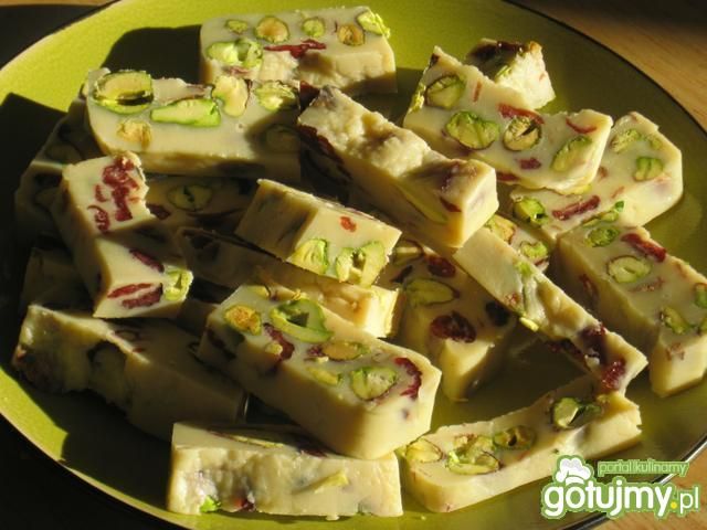 Biała czekolada z orzeszkami i żurawiną