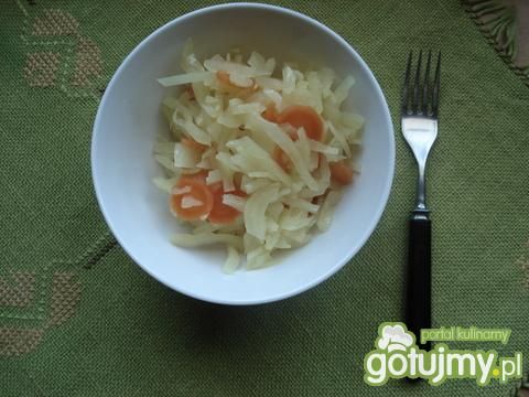 biała kapusta duszona z marchewką