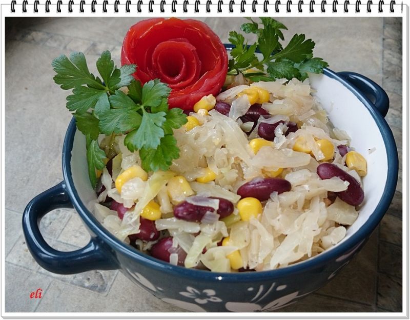 Biała kapusta Eli z kukurydzą i fasolą