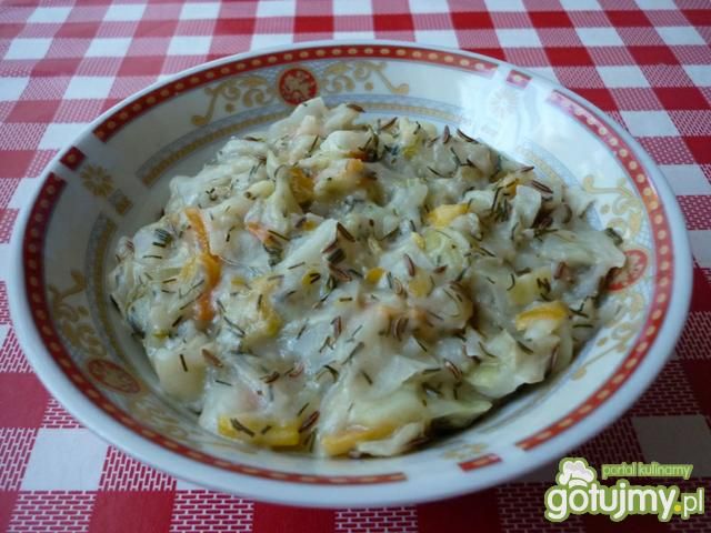 Biała kapusta z koperkiem i kminkiem.