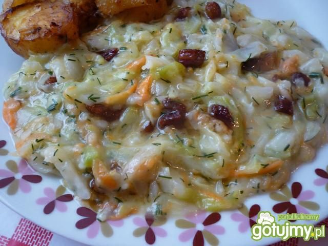 Biała kapusta z koperkiem i skwarkami 