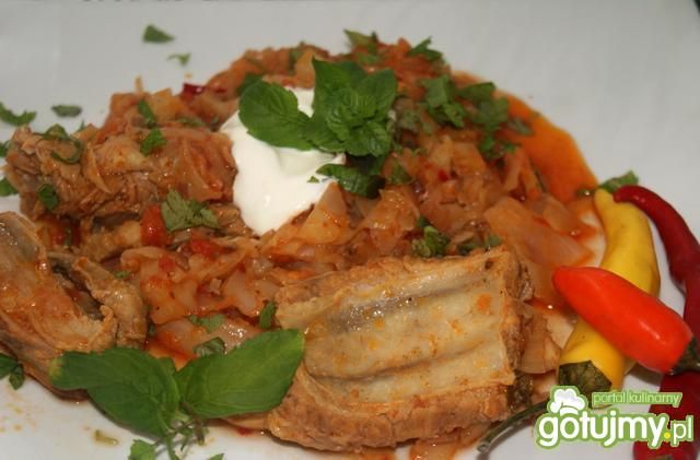 Biała kapusta z pomidorami i żeberkami  Biała kapusta z pomidorami i żeberkami