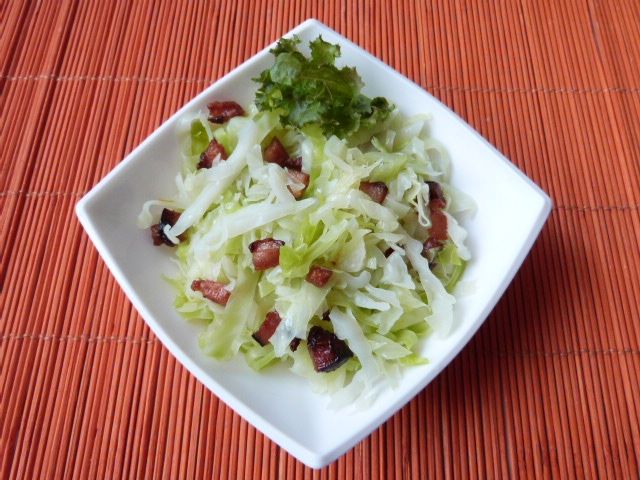 Biała kapusta z wędzonym boczkiem