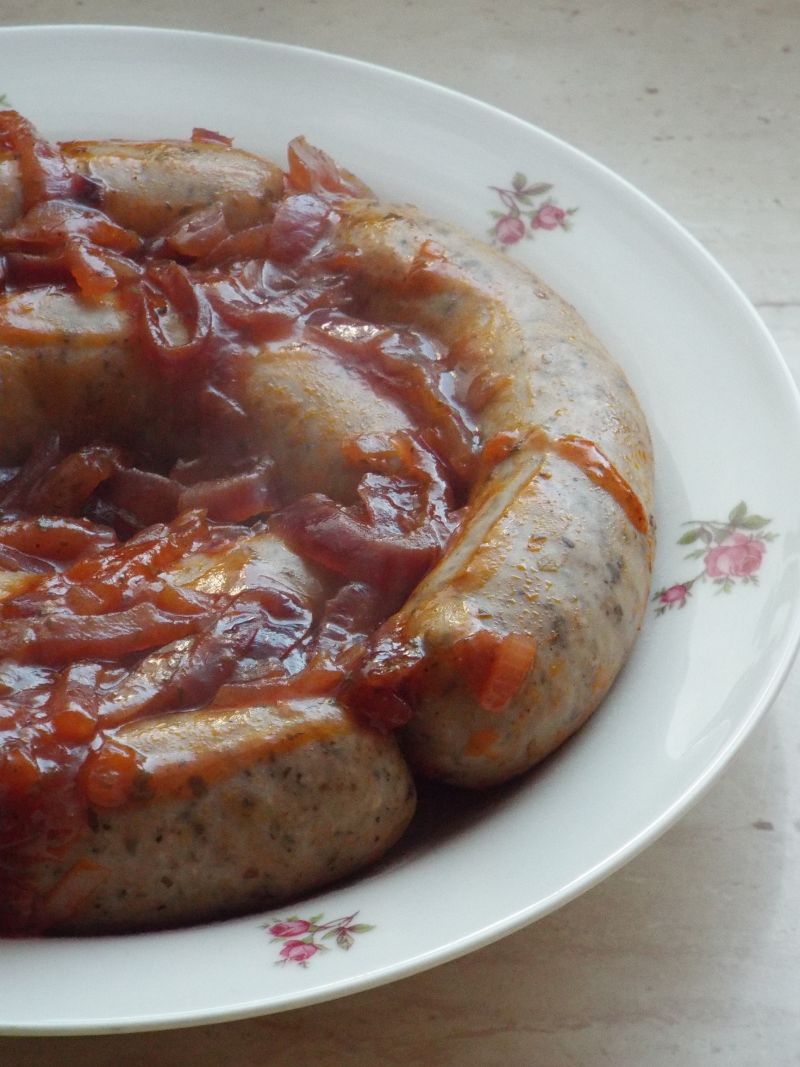 Biała kiełbasa duszona w cebuli Biała kiełbasa duszona w cebuli