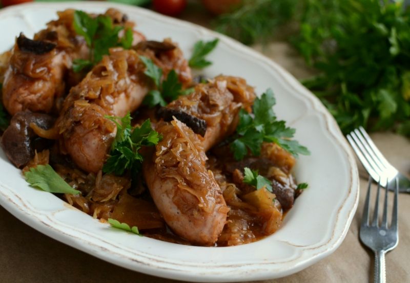 Biała kiełbasa duszona w kapuście z suszonymi grzy Biała kiełbasa duszona w kapuście z suszonymi grzy