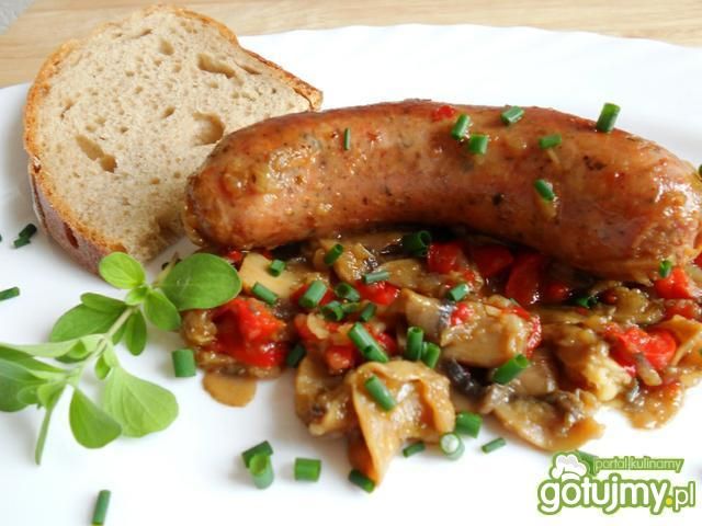 Biała kiełbasa duszona w piwie