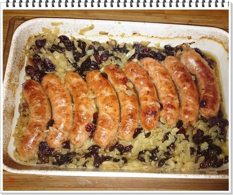 Biała kiełbasa Eli pieczona z cebulą i żurawiną