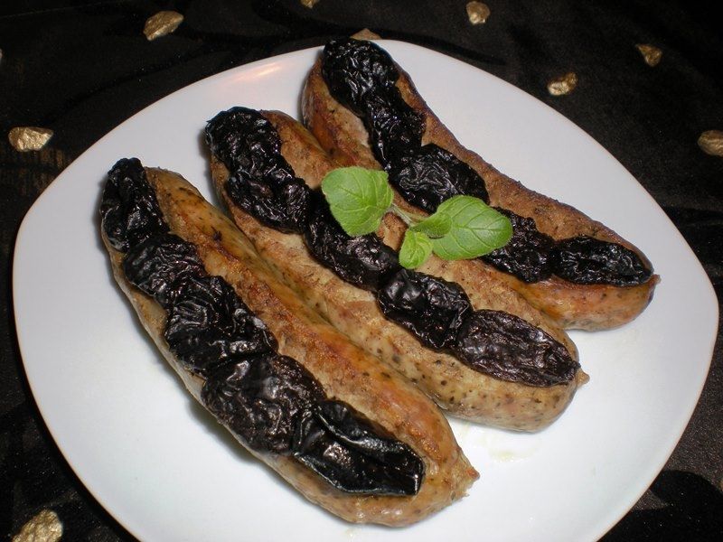 Biała kiełbasa faszerowana śliwkami