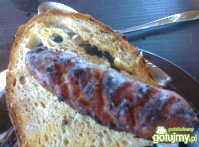 Biała kiełbasa grillowana z chlebem Biała kiełbasa grillowana z chlebem
