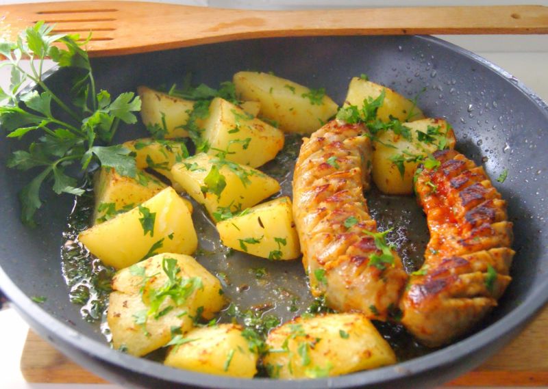 Biała kiełbasa marynowana w ketchupie