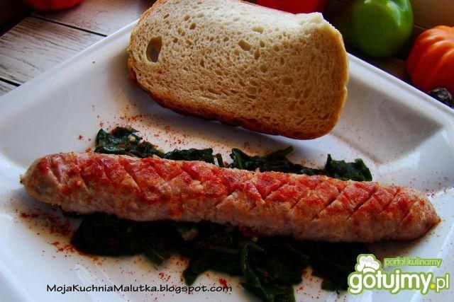 Biała kiełbasa na szpinaku 