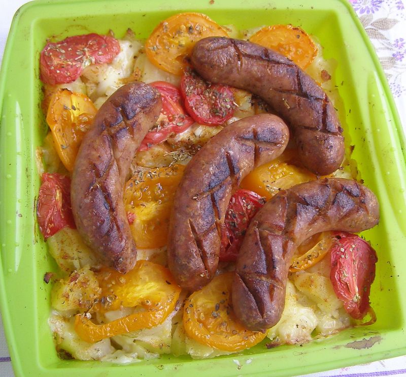 Biała kiełbasa na ziemniakach z oregano,pomidorami