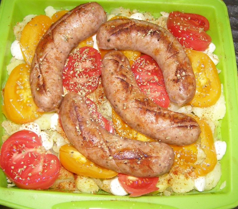 Biała kiełbasa na ziemniakach z oregano,pomidorami