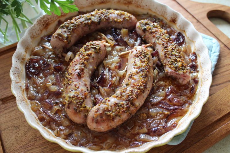 Biała kiełbasa pieczona w cebuli i cydrze Biała kiełbasa pieczona w cebuli i cydrze