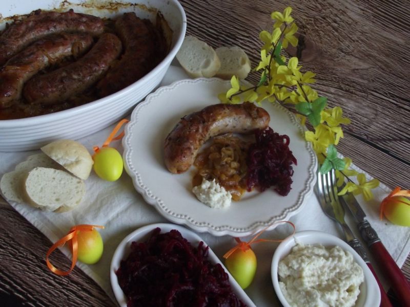 Biała kiełbasa pieczona w cebuli i piwie Biała kiełbasa pieczona w cebuli i piwie