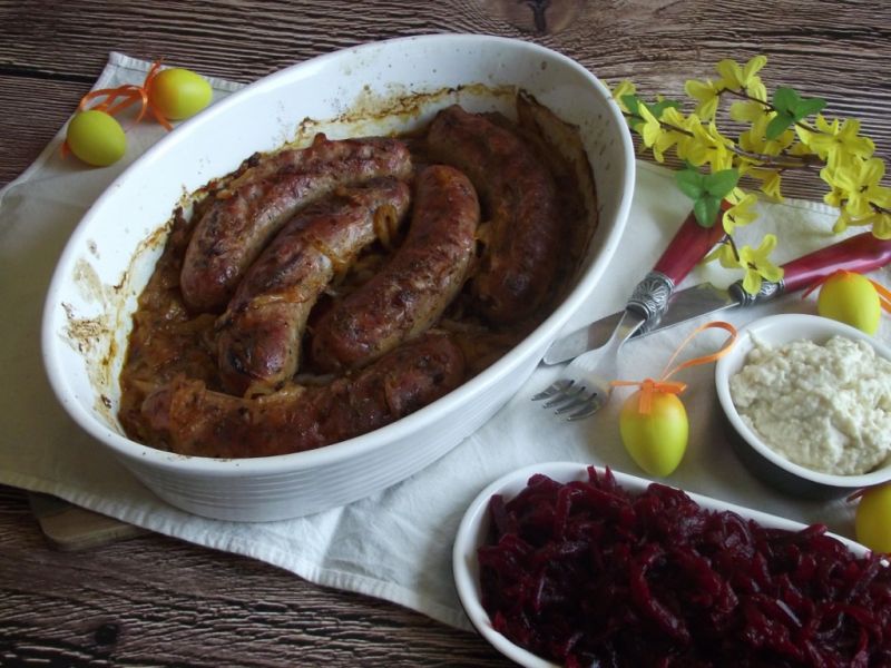 Biała kiełbasa pieczona w cebuli i piwie Biała kiełbasa pieczona w cebuli i piwie