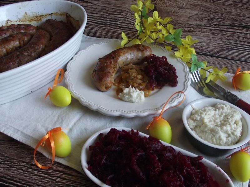 Biała kiełbasa pieczona w cebuli i piwie Biała kiełbasa pieczona w cebuli i piwie