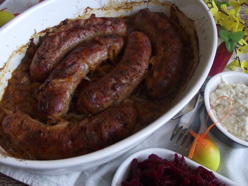 Biała kiełbasa pieczona w cebuli i piwie Biała kiełbasa pieczona w cebuli i piwie