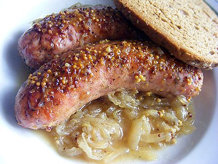 Biała kiełbasa pieczona w jasnym piwie Biała kiełbasa pieczona w jasnym piwie