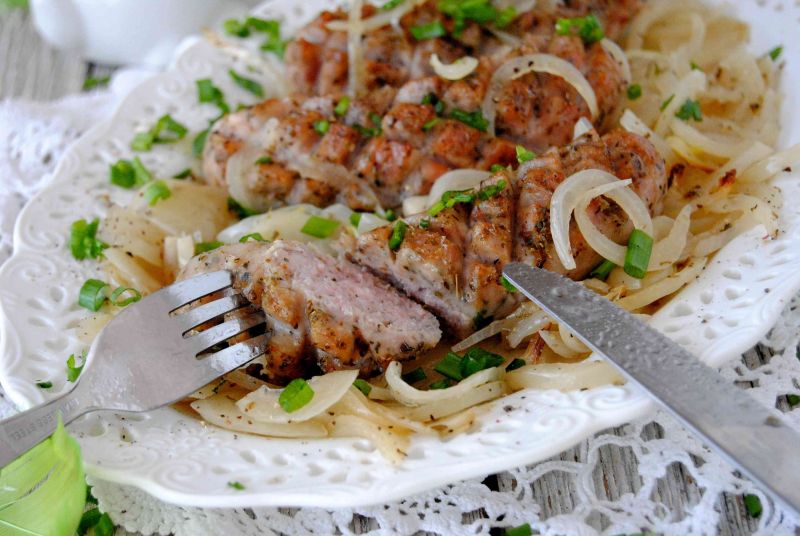 Biała kiełbasa pieczona w piwie z cebulą