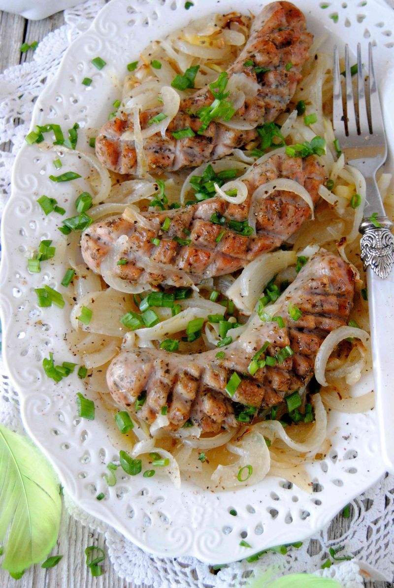 Biała kiełbasa pieczona w piwie z cebulą