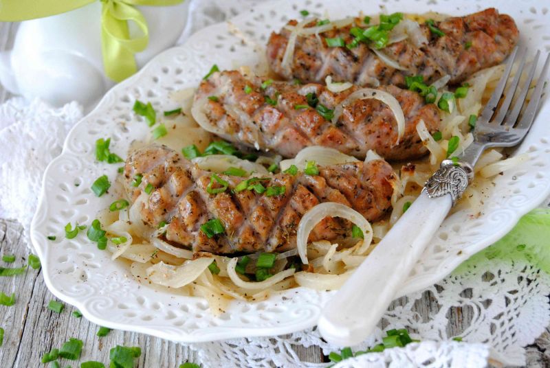 Biała kiełbasa pieczona w piwie z cebulą