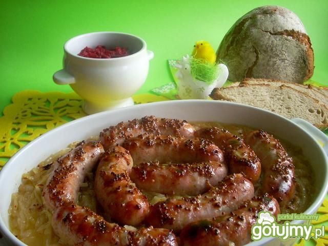 Biała kiełbasa pieczona z piwem 