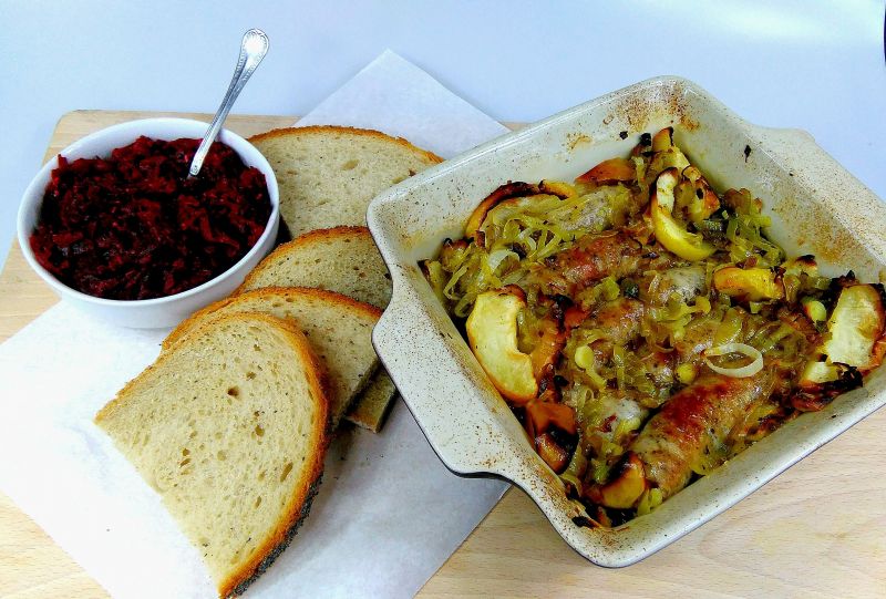 Biała kiełbasa pieczona z porem i jabłkiem