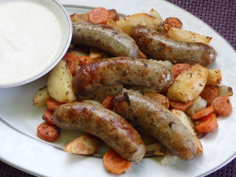 Biała kiełbasa pieczona z warzywami