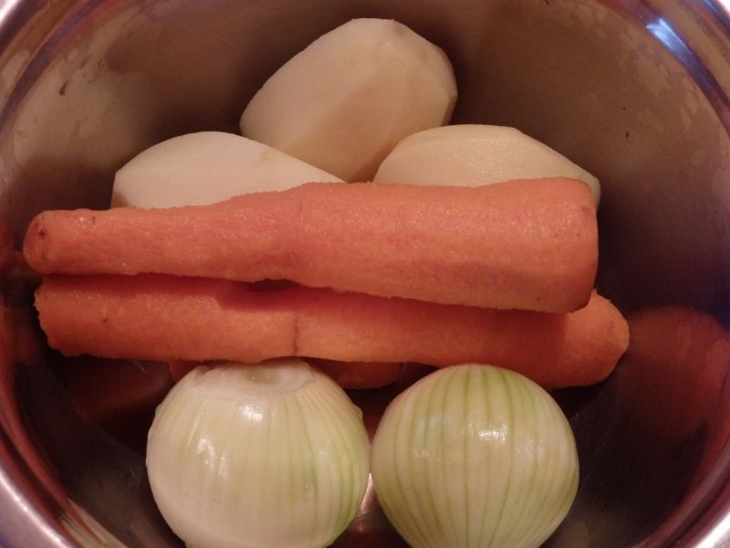 Biała kiełbasa pieczona z warzywami