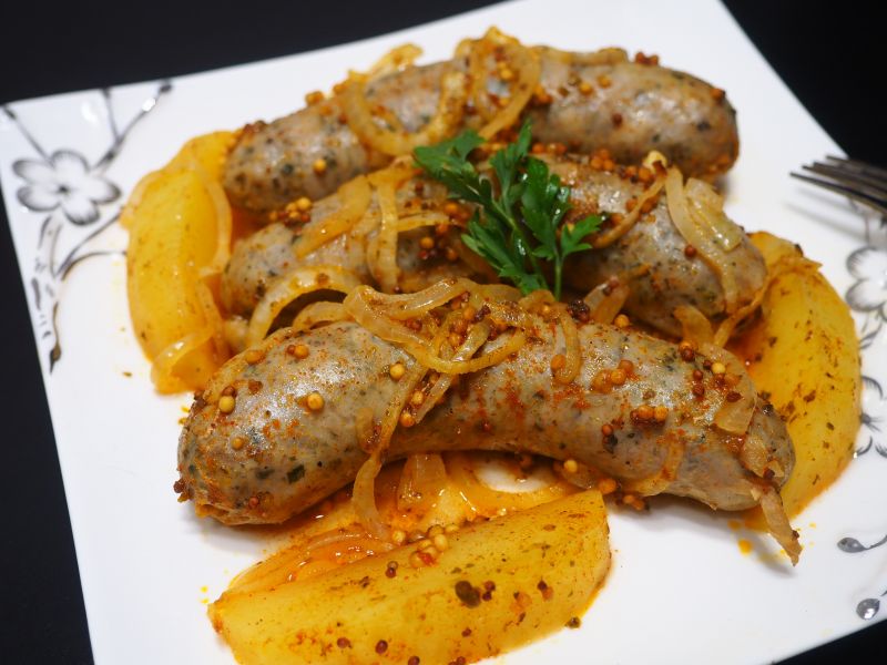 Biała kiełbasa pieczona z ziemniakami