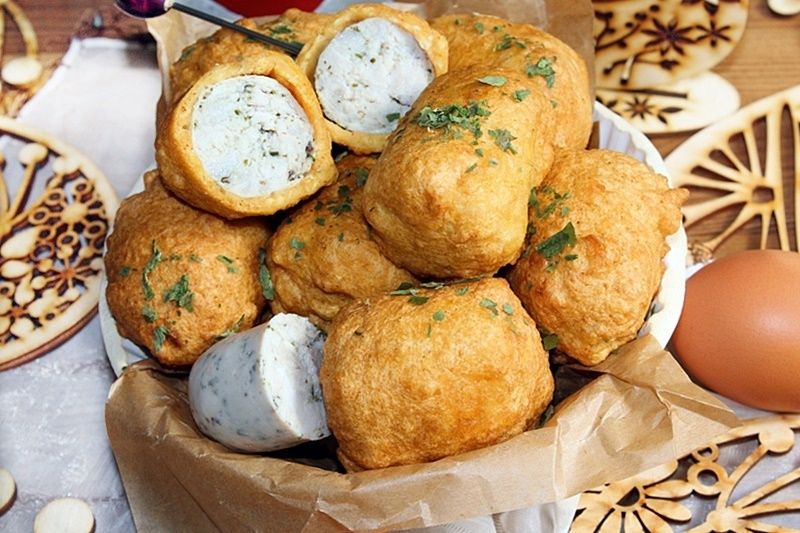 Biała kiełbasa w cieście chrzanowym z płatkami