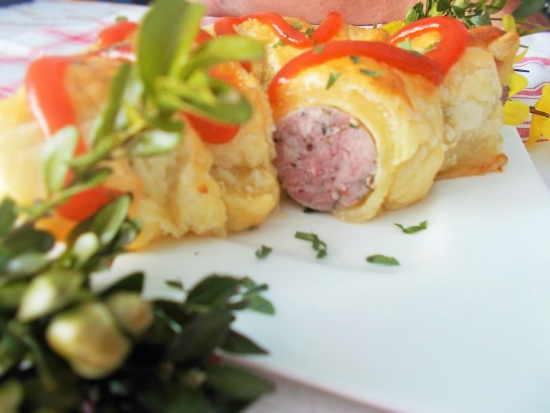 Biała kiełbasa w cieście francuskim Biała kiełbasa w cieście francuskim