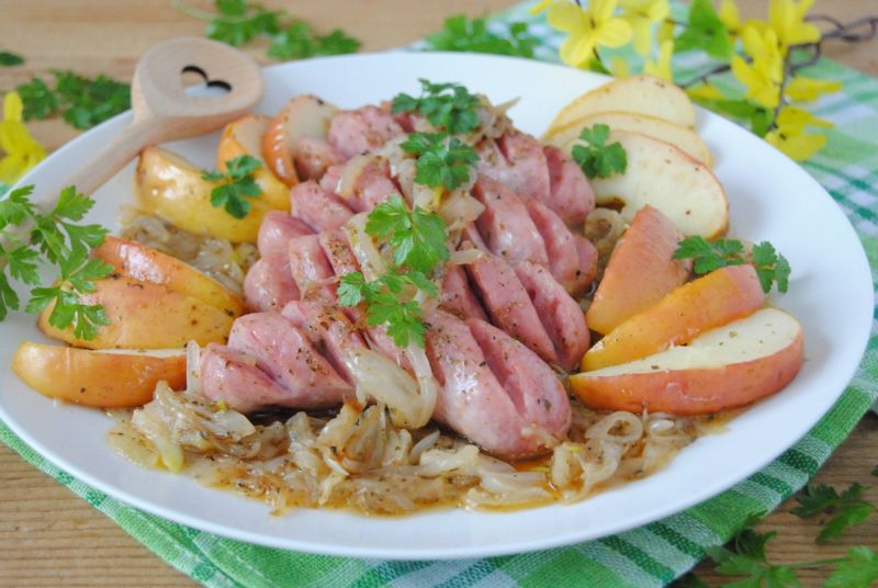 Biała kiełbasa w jabłkach i cebuli